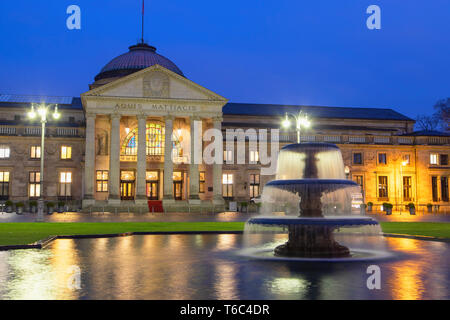 À l'aube, Kurhaus Wiesbaden, Hesse, Allemagne Banque D'Images