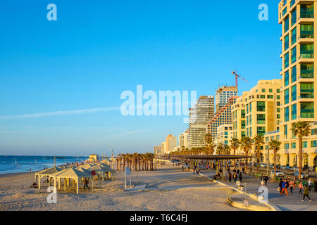 Israël, Tel Aviv, Tel Aviv. Shlomo Lahat, promenade et les bâtiments le long du bord de mer à l'établissement Geula Beach. Banque D'Images