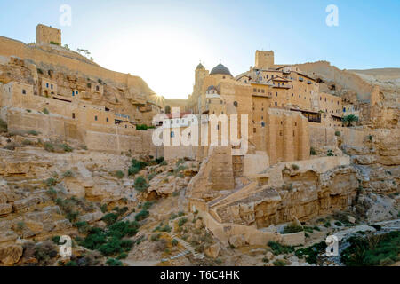 La Palestine, en Cisjordanie, le gouvernorat de Bethléem, Al-Ubeidiya. Le monastère de Mar Saba, construit dans les falaises de la vallée du Cédron dans le désert de Judée. Banque D'Images