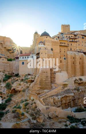 La Palestine, en Cisjordanie, le gouvernorat de Bethléem, Al-Ubeidiya. Le monastère de Mar Saba, construit dans les falaises de la vallée du Cédron dans le désert de Judée. Banque D'Images