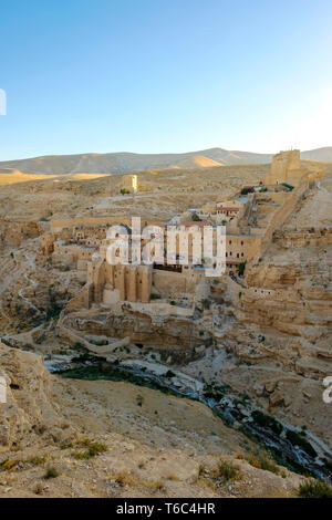 La Palestine, en Cisjordanie, le gouvernorat de Bethléem, Al-Ubeidiya. Le monastère de Mar Saba, construit dans les falaises de la vallée du Cédron dans le désert de Judée. Banque D'Images