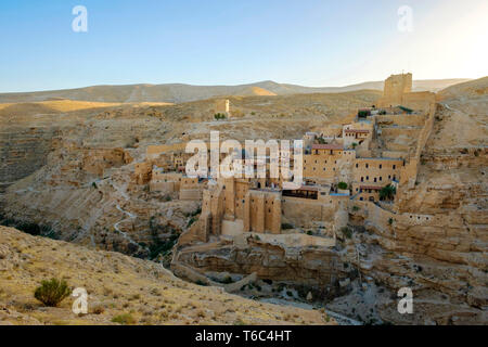 La Palestine, en Cisjordanie, le gouvernorat de Bethléem, Al-Ubeidiya. Le monastère de Mar Saba, construit dans les falaises de la vallée du Cédron dans le désert de Judée. Banque D'Images