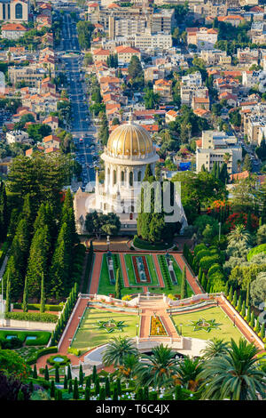 Israël, Haifa, district de Haïfa. Les Jardins Baha'i et le Mausolée du Báb, et des bâtiments au centre-ville de Haïfa vu depuis le Mont Carmel. Banque D'Images