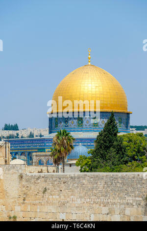 Israël, district de Jérusalem, Jérusalem. Le dôme du Rocher sur le mont du Temple au-dessus du mur occidental. Banque D'Images