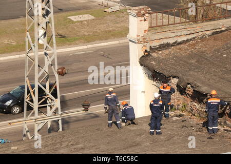 Krementchoug, région de Poltava, Ukraine, le 9 avril 2019, l'amélioration de la ville à la réparation de l'ancien toit Banque D'Images