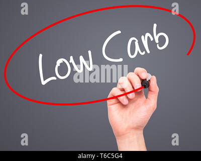 Man main écrit bas Carb avec marqueur noir sur l'écran visuel Banque D'Images
