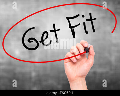 La main de l'homme de se mettre en forme avec marqueur noir sur l'écran visuel Banque D'Images
