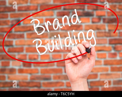 L'homme la main de marque avec marqueur noir sur l'écran visuel Banque D'Images