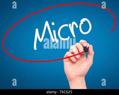 Man main écrit Micro avec marqueur noir sur l'écran visuel Banque D'Images