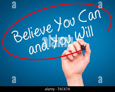 La main de l'homme pense que vous pouvez et vous allez avec marqueur noir sur l'écran visuel Banque D'Images