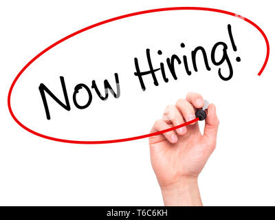 Man main écrit Nous embauchons ! Avec le marqueur sur la transparence du conseil d'effacement Banque D'Images