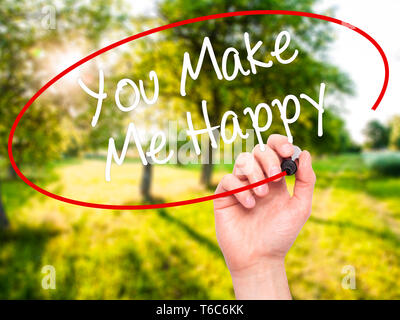 Man main écrit vous me rendre heureux avec marqueur noir sur l'écran visuel Banque D'Images