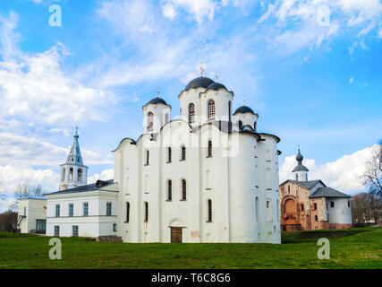 Veliki Novgorod, Russie. Cathédrale Saint-nicolas, Paraskeva Pyatnitsa église et clocher porche à cour de Yaroslav - Panorama des bâtiments médiévaux de ve Banque D'Images