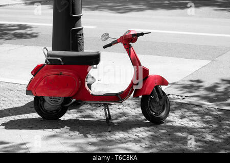 Scooter sur le bord de la rue, le Kurfuerstendamm à Berlin Banque D'Images