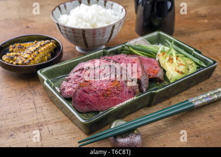 Filet de Bœuf de Kobe japonais avec du riz et de l'avocat comme close-up sur une plaque Banque D'Images