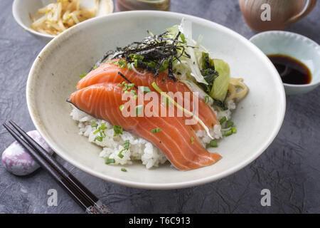 Hokkaidon traditionnelle japonaise Donburi saumon émincé en close-up dans un bol Banque D'Images