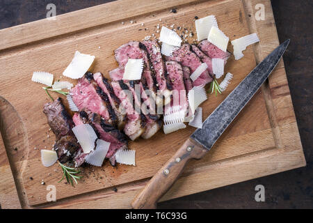 La cuisine italienne traditionnelle avec du parmesan Steak Tagliata comme close-up on cutting board Banque D'Images