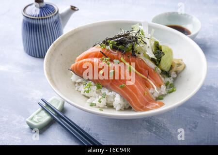 Hokkaidon traditionnelle japonaise Donburi saumon émincé en close-up dans un bol Banque D'Images