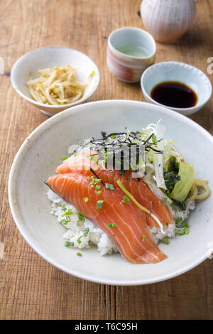 Hokkaidon traditionnelle japonaise Donburi saumon émincé en close-up dans un bol Banque D'Images
