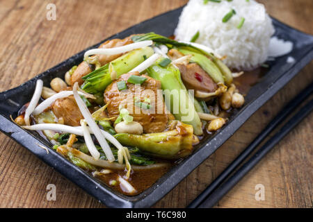 Poulet traditionnel Gung Bao avec légumes en gros plan sur une plaque Banque D'Images