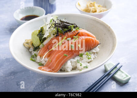 Hokkaidon traditionnelle japonaise Donburi saumon émincé en close-up dans un bol Banque D'Images