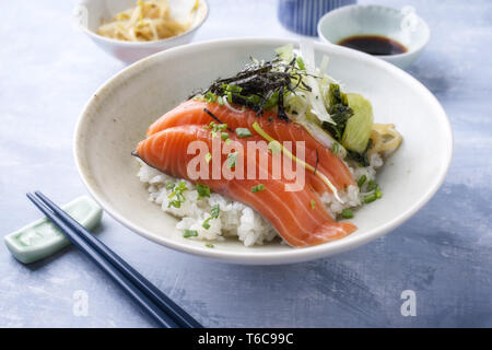 Hokkaidon traditionnelle japonaise Donburi saumon émincé en close-up dans un bol Banque D'Images