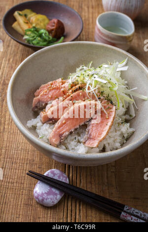 Hokkaidon traditionnelle japonaise Donburi Saumon émincé en close-up dans un bol Banque D'Images