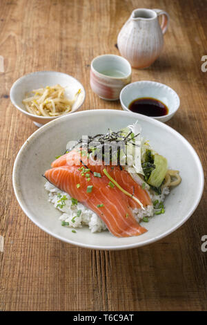 Hokkaidon traditionnelle japonaise Donburi saumon émincé en close-up dans un bol Banque D'Images