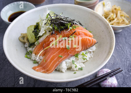 Hokkaidon traditionnelle japonaise Donburi saumon émincé en close-up dans un bol Banque D'Images