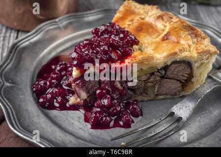 Tarte de venaison avec relish de canneberges comme gros plan sur une plaque d'étain Banque D'Images