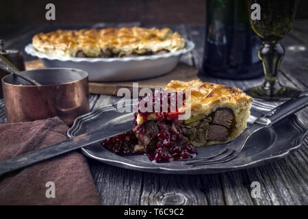 Vanison graphique avec relish de canneberges comme gros plan sur une plaque d'étain Banque D'Images