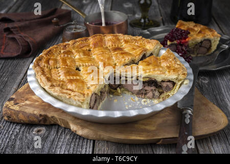 Vanison Cranbeery Pie avec délectation comme close-up dans un plat de support Banque D'Images