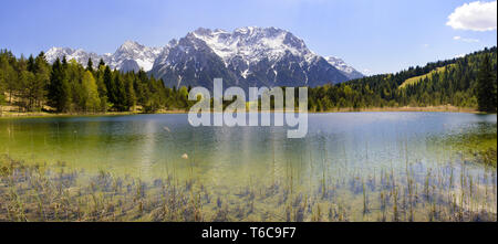 Paysage panoramique, en Bavière, Allemagne, avec des montagnes dans le lac miroir Banque D'Images