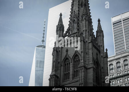 La lance de la Trinity Church. Dans l'arrière-plan est la lance du World Trade Center 1, également connu sous le nom de Freedom Tower. Banque D'Images