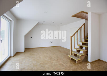 Salle vide avec des murs blancs dans la nouvelle maison construite dans la construction Banque D'Images