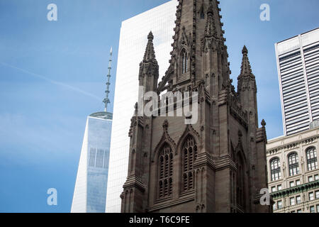 La lance de la Trinity Church. Dans l'arrière-plan est la lance du World Trade Center 1, également connu sous le nom de Freedom Tower. Banque D'Images