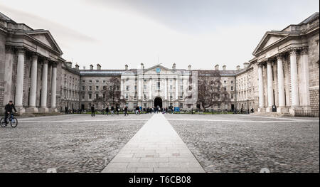 Dublin, Irlande - 11 Février 2019 : Les gens qui marchent dans la cour de Trinity College dans le centre-ville par une journée d'hiver Banque D'Images