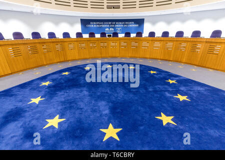 Strasbourg (Alsace, nord-est de la France) : Cour européenne des Droits de l'homme, à l'intérieur de l'immeuble d'un tapis aux couleurs de l'Europea Banque D'Images