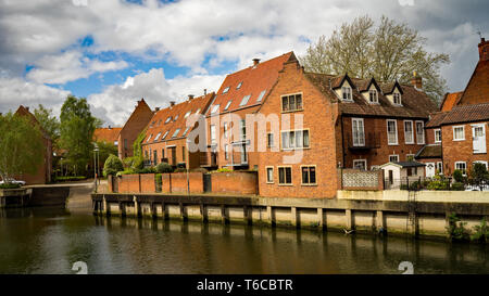 Les penthouses luxueux et coûteux, appartements et propriétés au bord de l'eau le long de la rivière de la rivière Wensum dans la ville médiévale de Norwich, Norfo Banque D'Images