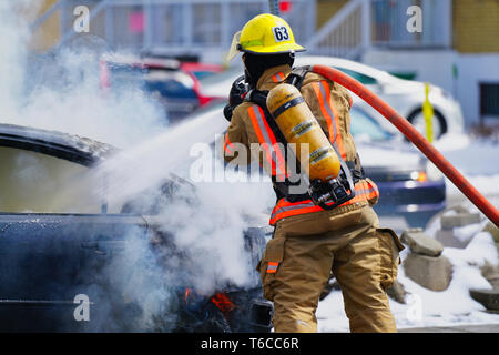 Montréal, Canada, Avril 10, 2019.Fireman putting out fire.une automobile Québec,Canada.Credit:Mario Beauregard/Alamy Live News Banque D'Images