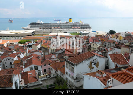 Bateau de croisière sur le quai au port de la rivière Tejo tage vu de Miradouro de Santa Luzia lookout point dans Alfama Lisbonne Portugal Europe UE KATHY DEWITT Banque D'Images