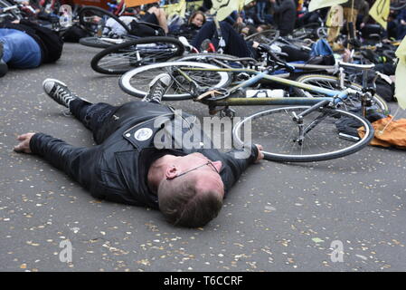 Rébellion Extinction 'Scyclistes' chaleureux centre de Londres pour protester contre la mort de l'Insecte - Extinction des manifestants ont organisé une rébellion "masse critique" de l'événement à vélo Banque D'Images