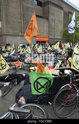 Rébellion Extinction 'Scyclistes' chaleureux centre de Londres pour protester contre la mort de l'Insecte - Extinction des manifestants ont organisé une rébellion "masse critique" de l'événement à vélo Banque D'Images