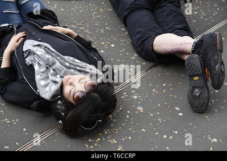 Rébellion Extinction 'Scyclistes' chaleureux centre de Londres pour protester contre la mort de l'Insecte - Extinction des manifestants ont organisé une rébellion "masse critique" de l'événement à vélo Banque D'Images