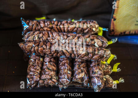 Les sacs d'amandes confites sur un marché aux puces en Espagne à Cardona, Catalogne, Espagne Banque D'Images