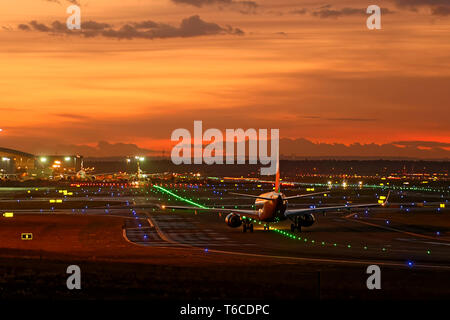 Aéroport en soirée Banque D'Images