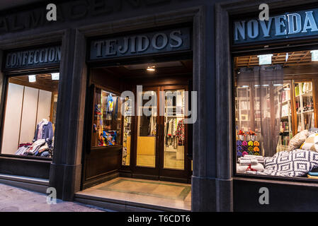 Cardona, Espagne - 31 octobre 2016 : Vitrine d'un ancien magasin de vêtements et de tissus dans la vieille ville de Cardona, Catalogne, Espagne Banque D'Images