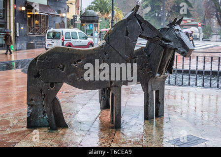 Sculpture intitulée Asturcones conçu par Manuel Valdes Blasco sur Plaza de la Escandalera à Oviedo en Asturies, région de l'Espagne Banque D'Images
