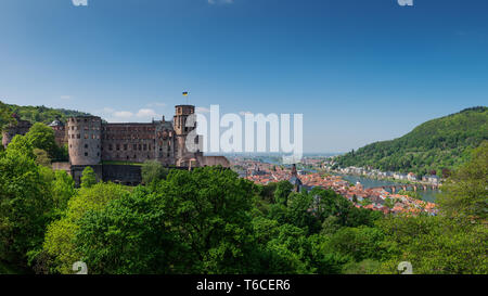 Voyage, Allemagne, Heidelberg, Bade-Wurtemberg, Schlossgarten, 30 avril. Vue sur le centre historique, le château et la rivière Neckar. Banque D'Images