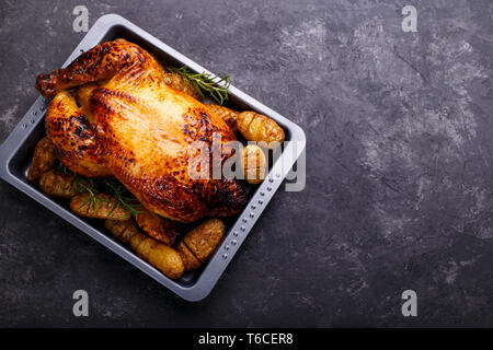 Poulet rôti et pommes de terre Banque D'Images